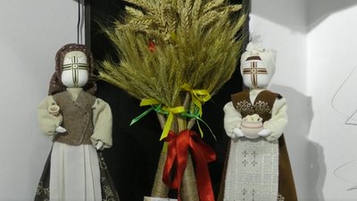 Картини, ляльки, витинанки, кераміка, різдвяний декор: у Херсоні відкрилась виставка "Місяцелік" Картини, ляльки, витинанки, кераміка, різдвяний декор: у Херсоні відкрилась виставка "Місяцелік"