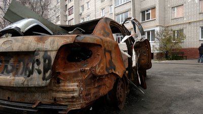 У Чернігові 18 багатоповерхівок, які постраждали від обстрілів росіян, досі стоять без вікон У Чернігові 18 багатоповерхівок, які постраждали від обстрілів росіян, досі стоять без вікон