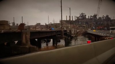 Зруйнований міст до заводу Азовсталь