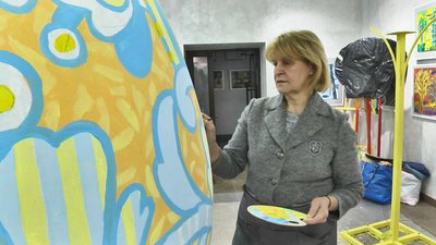 У Луцьку художники майструють артінсталяції до Великодня, щоб прикрасити центр міста