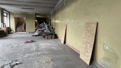 У Дніпрі жителі гуртожитку, в який війська РФ поцілили дроном, долають наслідки атаки У Дніпрі жителі гуртожитку, в який війська РФ поцілили дроном, долають наслідки атаки