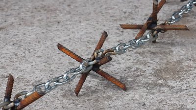 "Я на Батьківщині. Хто як не ми?". В Одесі організували виробництво протитанкових їжаків