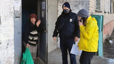 У Херсоні патрульні разом із волонтерами розвозять продуктові набори самотнім пенсіонерам У Херсоні патрульні разом із волонтерами розвозять продуктові набори самотнім пенсіонерам