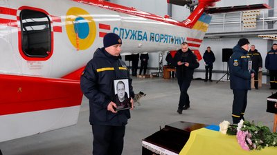 У Ніжині попрощалися з екіпажем, який загинув у авіакатастрофі гвинтокрилу в Броварах У Ніжині попрощалися з екіпажем, який загинув у авіакатастрофі гвинтокрилу в Броварах