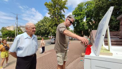 Художник наносить фарбу на пральну машинку