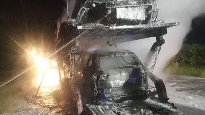 На Львівщині горіла лафета із чотирма автомобілями На Львівщині горіла лафета із чотирма автомобілями
