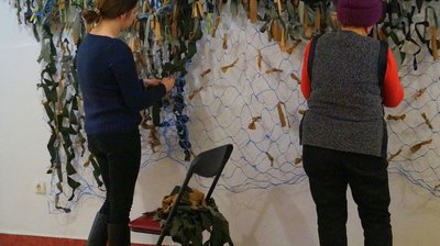 "Гобелени війни". Фоторепортаж із музею на Львівщині, де "з нуля" плетуть маскувальні сітки
