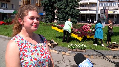 В Житомирі у "метелику" на майдані Соборному висадили близько 700 рослин В Житомирі у "метелику" на майдані Соборному висадили близько 700 рослин
