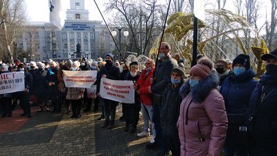 У Херсоні біля міської ради херсонці мітингують У Херсоні біля міської ради херсонці мітингують