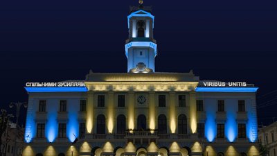 У Чернівцях планують підсвітити ратушу, квітковий годинник та колони в парку