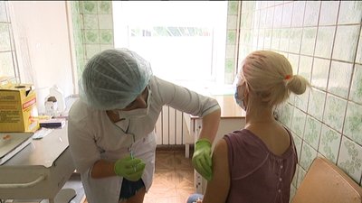 Кому необхідно щепитись від COVID-19, як робити другу дозу, якщо хворів після першої: пояснює лікар