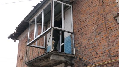 "У туалеті пробоїна, ванна посипалась": мешканці Дружби на Сумщині про наслідки влучань "У туалеті пробоїна, ванна посипалась": мешканці Дружби на Сумщині про наслідки влучань