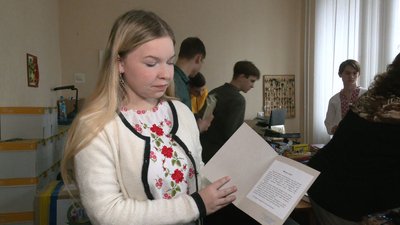 Шкільне приладдя, книги та солодощі Шкільне приладдя, книги та солодощі
