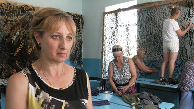 "Сидіти — негоже, бо наші хлопці там стоять за нас". Як у Болехові волонтери виготовляють аптечки й маскувальні сітки "Сидіти — негоже, бо наші хлопці там стоять за нас". Як у Болехові волонтери виготовляють аптечки й маскувальні сітки