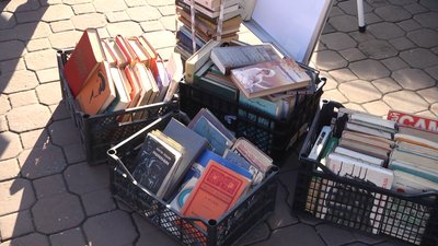 Біля волонтерського буса в ящиках лежать російськомовні книжки. 9 листопада 2022 рік. Біля волонтерського буса в ящиках лежать російськомовні книжки. 9 листопада 2022 рік.