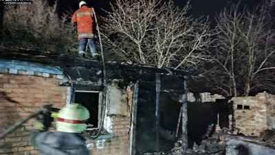 В одній із громад на Житомирщині рятувальники під час гасіння пожежі виявили тіла двох людей В одній із громад на Житомирщині рятувальники під час гасіння пожежі виявили тіла двох людей