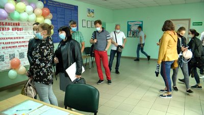 У Житомирі у Всесвітній день донора близько сотні людей прийшли здавати кров