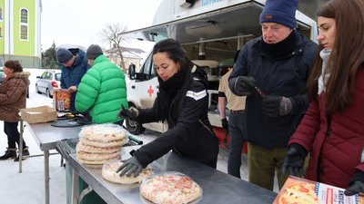 Волонтери з Шотландії готують піци Волонтери з Шотландії готують піци