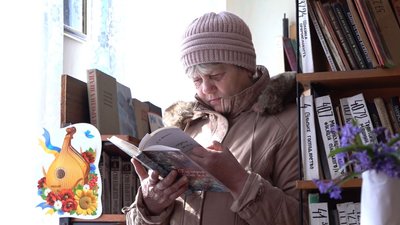 "Книги стоять на полицях 40 років": у селі на Черкащині хочуть читати та немає що