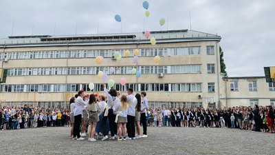 Останній дзвоник в п’ятій школі Ужгорода: на святі першокласники та випускники Останній дзвоник в п’ятій школі Ужгорода: на святі першокласники та випускники