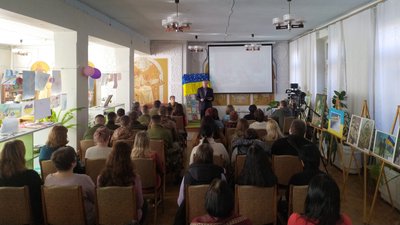 Прапор з побажаннями та дитячими малюнками передали військовим з Черкас Прапор з побажаннями та дитячими малюнками передали військовим з Черкас