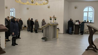 У храмі-пантеоні люди моляться за бійців У храмі-пантеоні люди моляться за бійців