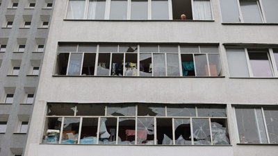 Пошкоджені вікна будинку після обстрілу 5 жовтня