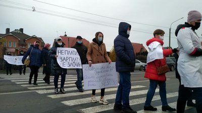 У селі біля Луцька медики психлікарні перекрили дорогу: люди вимагають виплатити борги із зарплати