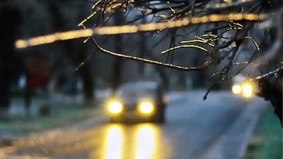 З 1 жовтня водії мають їздити за містом з увімкненими фарами