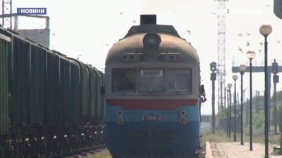 У Черкасах під потяг потрапила жінка