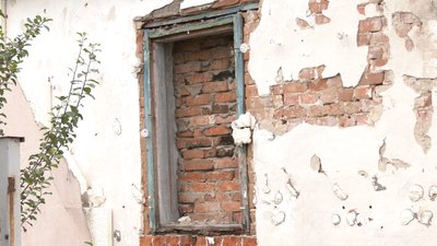 Пошкоджений снарядом будинок Наталії Вознюк Пошкоджений снарядом будинок Наталії Вознюк