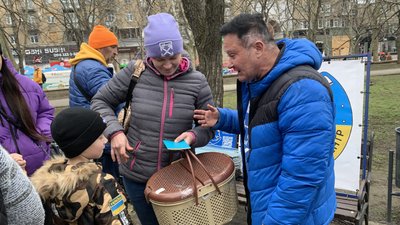 Анна та Анна Куркуріна на виставці-прилаштуванні тварин.