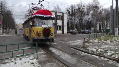 У Житомирі містом почав курсувати різдвяно-новорічний трамвай