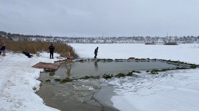 Люди пірнають у річку на Водохрещення, фото: Суспільне Люди пірнають у річку на Водохрещення, фото: Суспільне