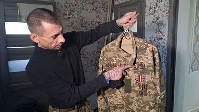 "Щоб врятуватись під Бахмутом, повзли полем півтора кілометра". Історія військового з Кропивницького