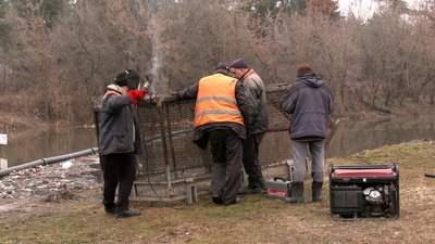 Комунальники біля уловлювача сміття на Удах, Харківська область Комунальники біля уловлювача сміття на Удах, Харківська область