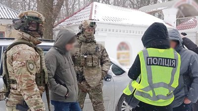 Винесення "правильного вироку": на Вінниччині затримали помічника судді та секретаря