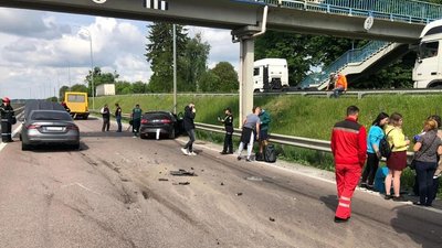 На Київ – Чоп біля Рівного у ДТП втрапили два легковика і маршрутка На Київ – Чоп біля Рівного у ДТП втрапили два легковика і маршрутка