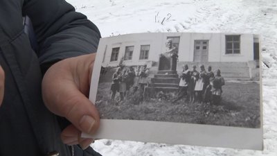 На фото новий будинок культури, а під ним маленька ялинка. На фото новий будинок культури, а під ним маленька ялинка.