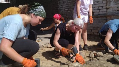Волонтери у Луцьку реставрують гостинний дворик Волонтери у Луцьку реставрують гостинний дворик
