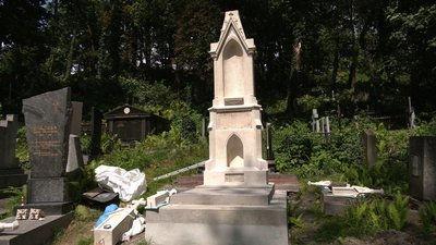 Реставратори відновлюють неоготичний пам'ятник Реставратори відновлюють неоготичний пам'ятник