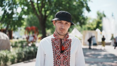 Житель Ізюма Максим Пігарєв у сорочці, яку для нього вишила мати, 21 травня 2026 року