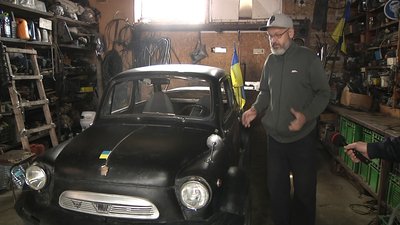 У Запоріжжі автівку "горбатий Запорожець" готують до параду перемоги України У Запоріжжі автівку "горбатий Запорожець" готують до параду перемоги України