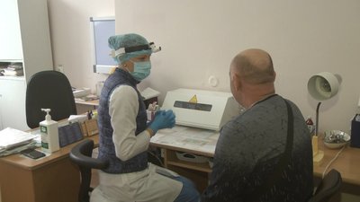 Лікарка використовує спеціальний налобний освітлювач для огляду пацієнта. 9 грудня 2022 рік