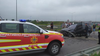 Біля Рівного авто влетіло у відбійник, водійку затисло в салоні Біля Рівного авто влетіло у відбійник, водійку затисло в салоні