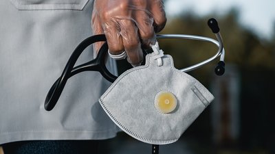 Медики, які лікують хворих на COVID-19 у Кіровоградській області, отримають доплати