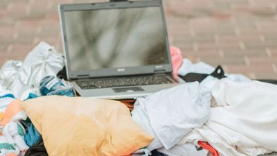 Під колишнє консульство РФ у Харкові принесли валізу "дружинам російських ґвалтівників" Під колишнє консульство РФ у Харкові принесли валізу "дружинам російських ґвалтівників"