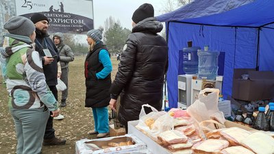 На місці ракетного удару в Дніпрі працюють волонтери. Як допомогти На місці ракетного удару в Дніпрі працюють волонтери. Як допомогти