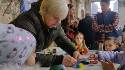 Майстерклас для дітей з виготовлення патріотичних прикрас від жительки Маріуполя Катерини Майстерклас для дітей з виготовлення патріотичних прикрас від жительки Маріуполя Катерини