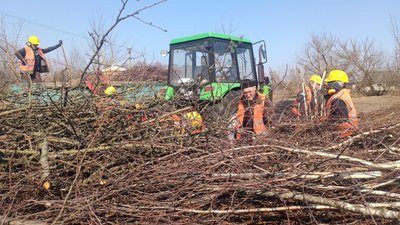 Гілля переробляють на щепу та опалюють комунальні заклади: досвід громади на Волині Гілля переробляють на щепу та опалюють комунальні заклади: досвід громади на Волині